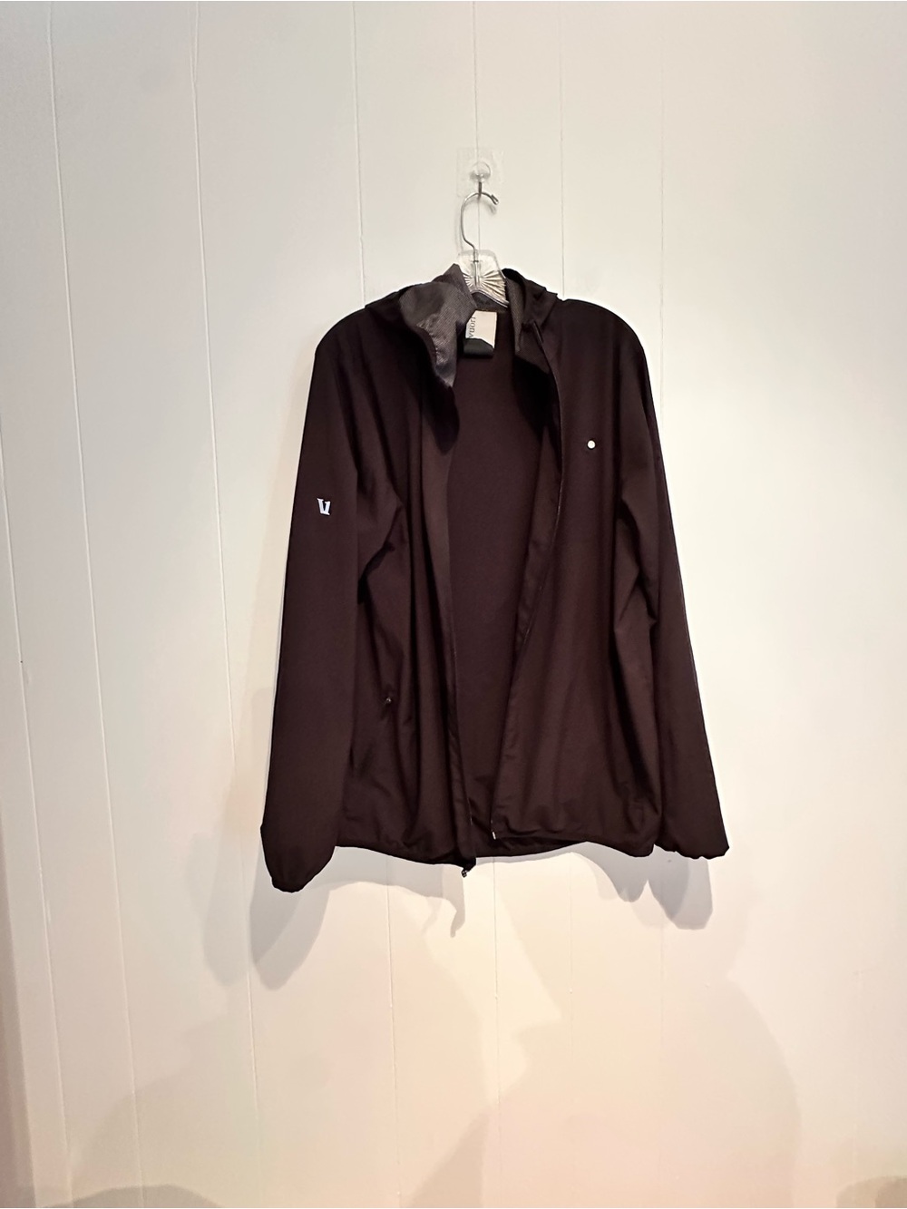 Vuori Black Hooded Performance Jacket XL Lightweight Zip Front Needs Repair - Picture 2 of 6